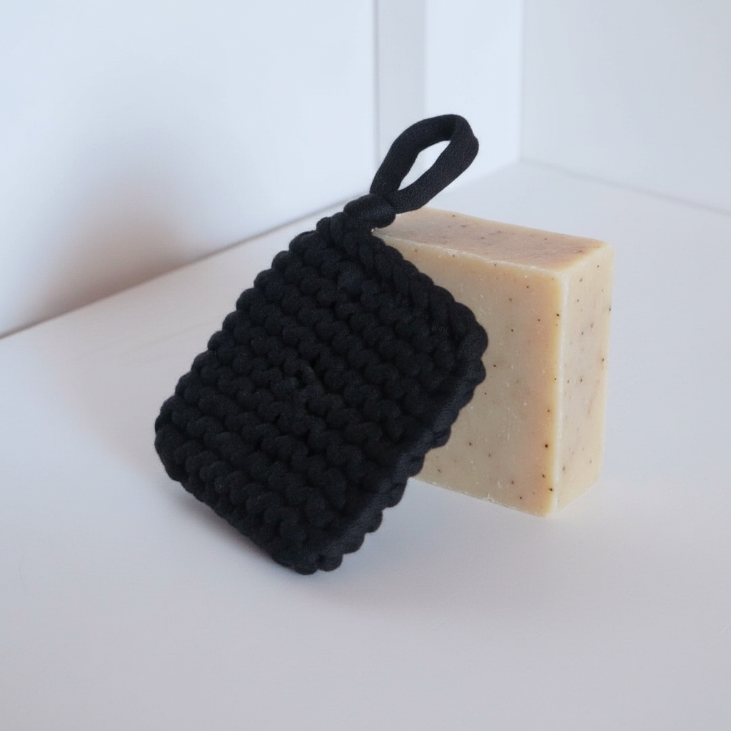 Tawashi noir contre un savon